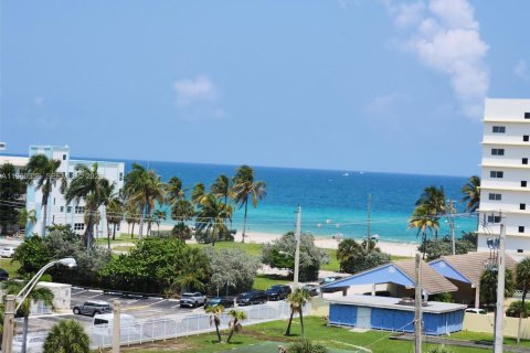 Copropriété à vendre à Hollywood, Floride: 2 chambres, 117.24 m2 № 2048759 - photo 9