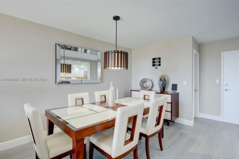 Copropriété à vendre à Hollywood, Floride: 2 chambres, 117.24 m2 № 2048759 - photo 12