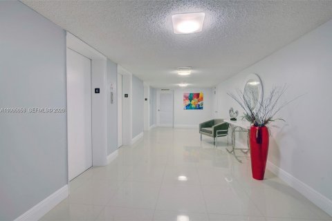 Copropriété à vendre à Hollywood, Floride: 2 chambres, 117.24 m2 № 2048759 - photo 23