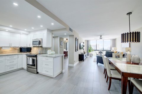 Copropriété à vendre à Hollywood, Floride: 2 chambres, 117.24 m2 № 2048759 - photo 2