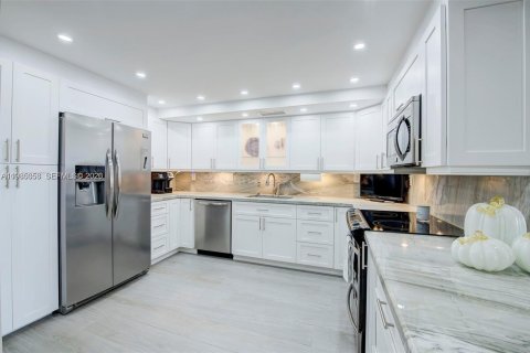 Copropriété à vendre à Hollywood, Floride: 2 chambres, 117.24 m2 № 2048759 - photo 16