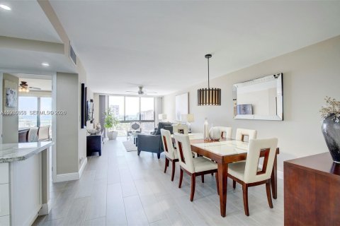 Copropriété à vendre à Hollywood, Floride: 2 chambres, 117.24 m2 № 2048759 - photo 11