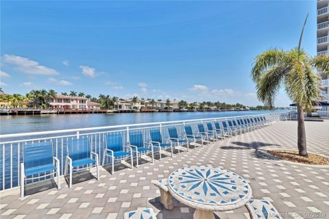 Copropriété à vendre à Hollywood, Floride: 2 chambres, 117.24 m2 № 2048759 - photo 30