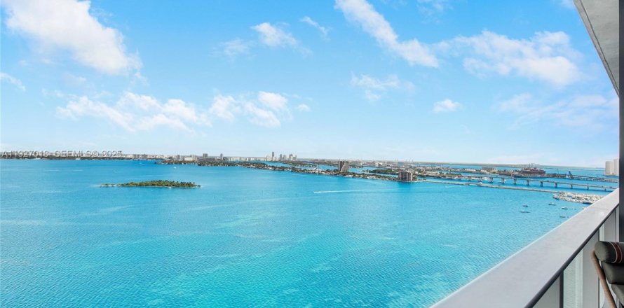 Condominio en Miami, Florida, 3 dormitorios  № 1985954