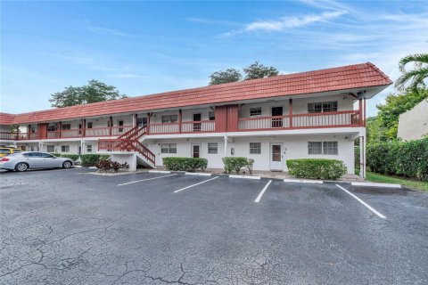 Condo in Coral Springs, Florida, 2 bedrooms № 2250143 - photo 2