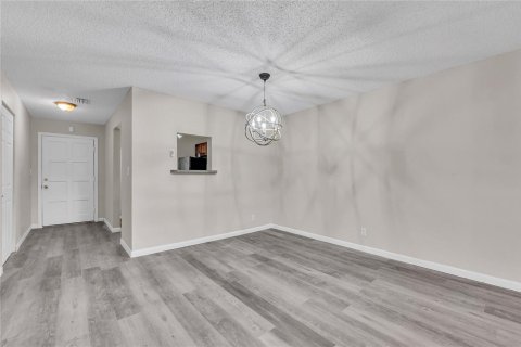 Condo in Coral Springs, Florida, 2 bedrooms № 2250143 - photo 5