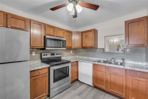 Condo in Coral Springs, Florida, 2 bedrooms № 2250143 - photo 8