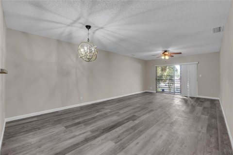 Condo in Coral Springs, Florida, 2 bedrooms № 2250143 - photo 4