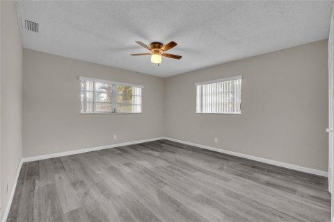 Condo in Coral Springs, Florida, 2 bedrooms № 2250143 - photo 9