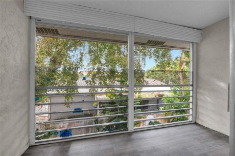 Condo in Coral Springs, Florida, 2 bedrooms № 2250143 - photo 13