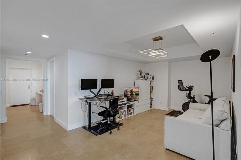 Condo in North Miami, Florida, 2 bedrooms  № 1938318 - photo 11