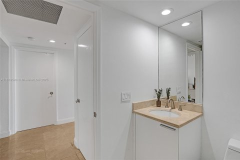 Condo in North Miami, Florida, 2 bedrooms  № 1938318 - photo 10