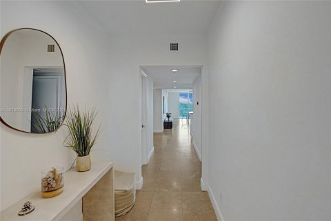 Condo in North Miami, Florida, 2 bedrooms  № 1938318 - photo 7