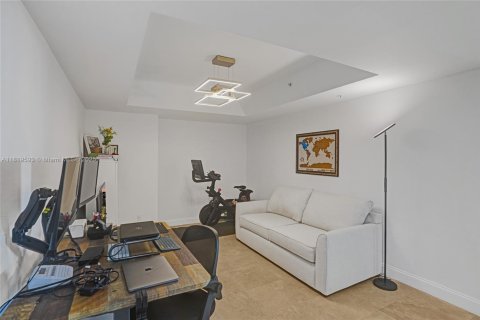 Condo in North Miami, Florida, 2 bedrooms  № 1938318 - photo 13