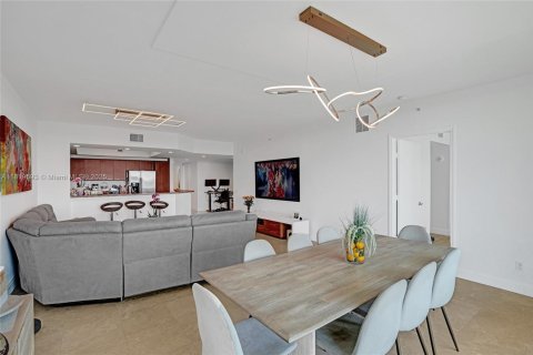 Condo in North Miami, Florida, 2 bedrooms  № 1938318 - photo 21