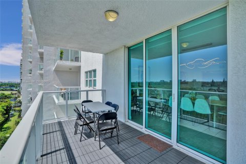 Condo in North Miami, Florida, 2 bedrooms  № 1938318 - photo 6