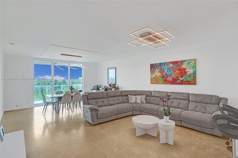 Condo in North Miami, Florida, 2 bedrooms  № 1938318 - photo 18