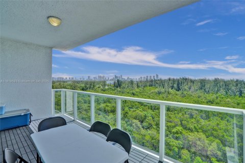 Condo in North Miami, Florida, 2 bedrooms  № 1938318 - photo 5