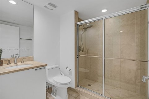 Condo in North Miami, Florida, 2 bedrooms  № 1938318 - photo 9