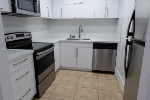 Copropriété à louer à Miami, Floride: 2 chambres, 83.52 m2 № 1895550 - photo 4