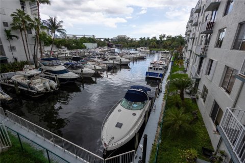 Copropriété à louer à Miami, Floride: 2 chambres, 83.52 m2 № 1895550 - photo 1