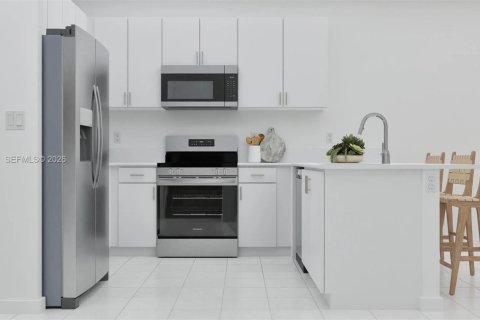Adosado en venta en Miami, Florida, 3 dormitorios, 162.02 m2 № 2439440 - foto 3