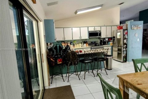 House in Miami, Florida 3 bedrooms, 166.3 sq.m. № 1818651 - photo 26