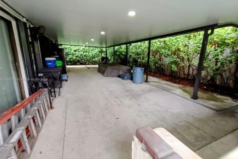 House in Miami, Florida 3 bedrooms, 166.3 sq.m. № 1818651 - photo 3