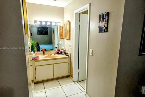 House in Miami, Florida 3 bedrooms, 166.3 sq.m. № 1818651 - photo 15