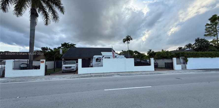 House in Miami, Florida 3 bedrooms, 166.3 sq.m. № 1818651