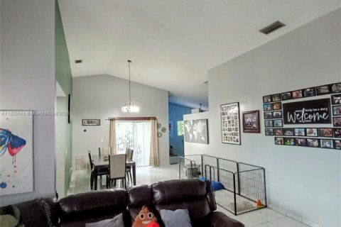House in Miami, Florida 3 bedrooms, 166.3 sq.m. № 1818651 - photo 23