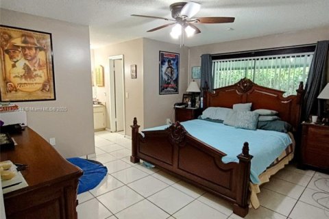 House in Miami, Florida 3 bedrooms, 166.3 sq.m. № 1818651 - photo 14