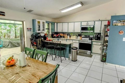 House in Miami, Florida 3 bedrooms, 166.3 sq.m. № 1818651 - photo 28