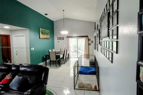 House in Miami, Florida 3 bedrooms, 166.3 sq.m. № 1818651 - photo 22