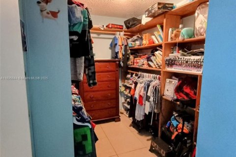 House in Miami, Florida 3 bedrooms, 166.3 sq.m. № 1818651 - photo 11