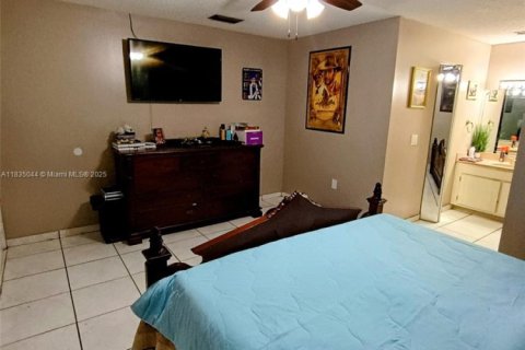 House in Miami, Florida 3 bedrooms, 166.3 sq.m. № 1818651 - photo 19