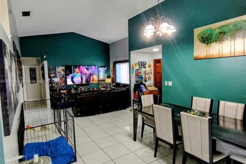 House in Miami, Florida 3 bedrooms, 166.3 sq.m. № 1818651 - photo 21