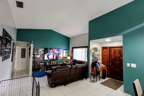 House in Miami, Florida 3 bedrooms, 166.3 sq.m. № 1818651 - photo 24