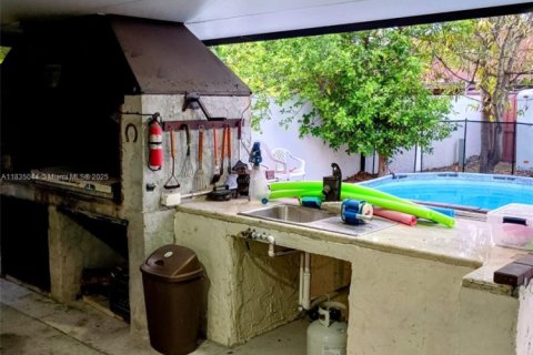 House in Miami, Florida 3 bedrooms, 166.3 sq.m. № 1818651 - photo 30