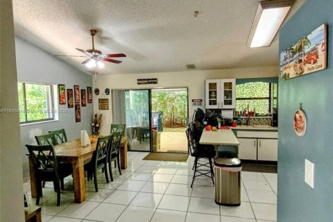 House in Miami, Florida 3 bedrooms, 166.3 sq.m. № 1818651 - photo 29