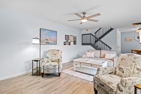 Townhouse in Palm City, Florida 2 bedrooms, 114.83 sq.m. № 2153748 - photo 13