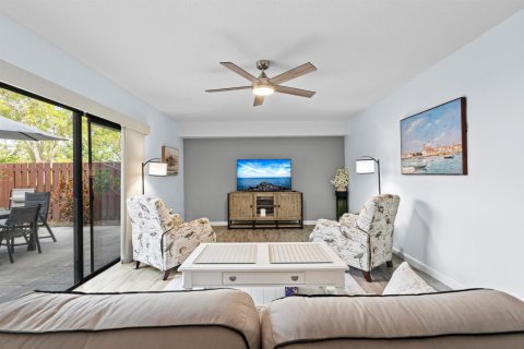 Townhouse in Palm City, Florida 2 bedrooms, 114.83 sq.m. № 2153748 - photo 12