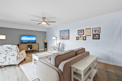 Townhouse in Palm City, Florida 2 bedrooms, 114.83 sq.m. № 2153748 - photo 11