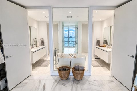 Copropriété à vendre à Miami, Floride: 2 chambres, 198.9 m2 № 2390197 - photo 17