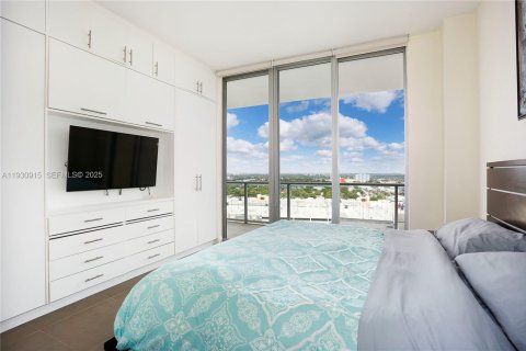 Condo in Miami, Florida, 2 bedrooms № 1991627 - photo 13