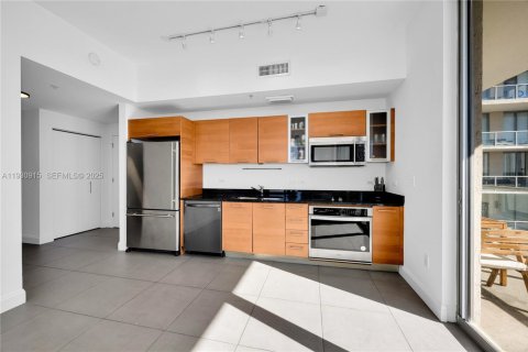 Condo in Miami, Florida, 2 bedrooms № 1991627 - photo 11