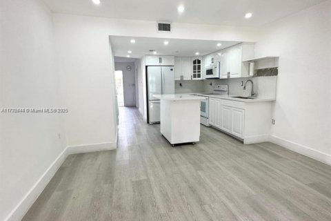 Townhouse in Miami, Florida 2 bedrooms, 92.9 sq.m. № 1863631 - photo 2
