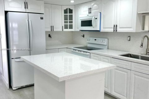 Townhouse in Miami, Florida 2 bedrooms, 92.9 sq.m. № 1863631 - photo 1