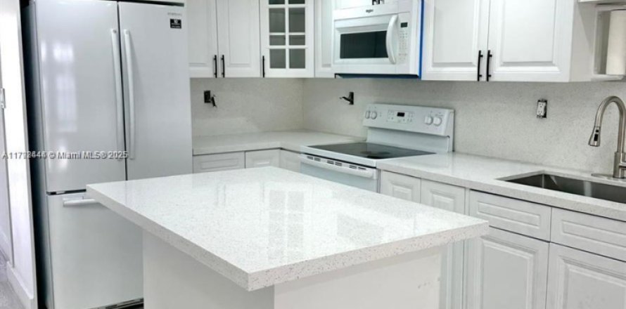 Townhouse in Miami, Florida 2 bedrooms, 92.9 sq.m. № 1863631