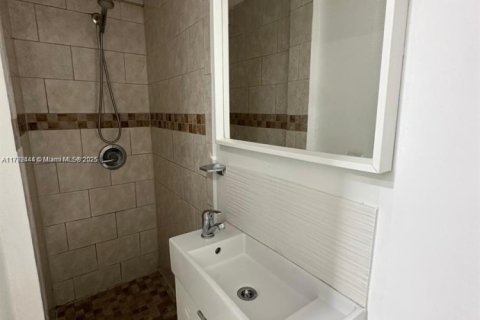 Townhouse in Miami, Florida 2 bedrooms, 92.9 sq.m. № 1863631 - photo 12